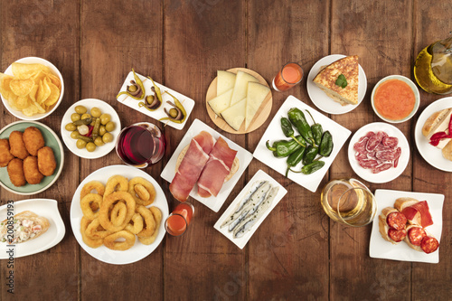 Fotografía Spanish tapas food on dark background with place for text