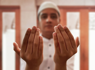 Wall Mural - Muslim man praying