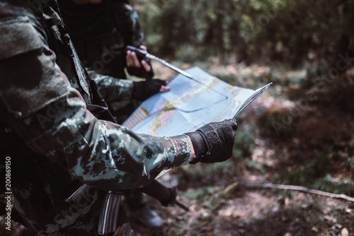 Fotografía soldiers looking at the map