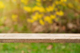 Fototapeta  - Drewniany stół i rozmyte tło - pusta powierzchnia