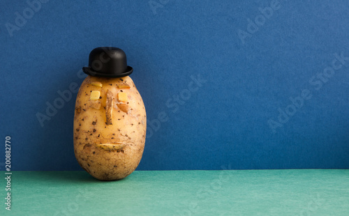 Fotomural Senor Potato bowler hat serious face