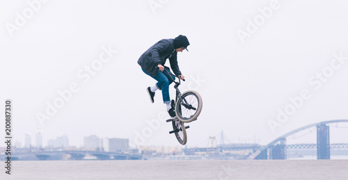 Fotomural BMX rider makes a TAilwhip trick