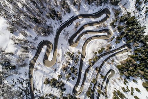 przelecz-maloja-widok-z-lotu-ptaka-gorski-widok-drogi-z-gory