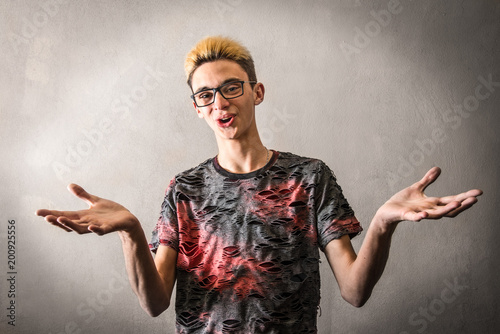Fotografering ragazzo che sorride con le braccia aperte