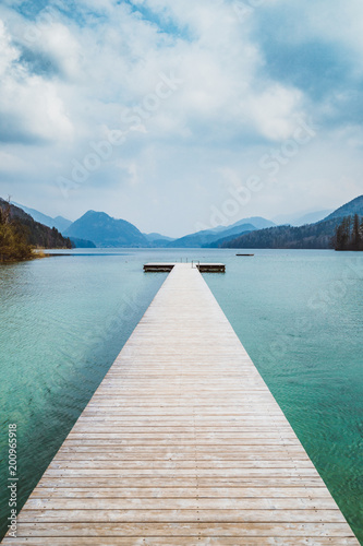 Dekoracja na wymiar  drewniany-pomost-nad-alpejskim-jeziorem-latem