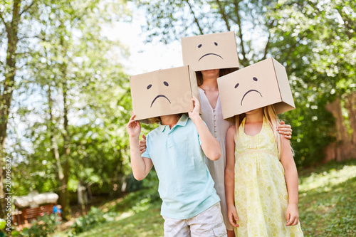 Familie Mit Kartons Auf Dem Kopf Schaut Traurig Kaufen Sie Dieses Foto Und Finden Sie Ahnliche Bilder Auf Adobe Stock Adobe Stock