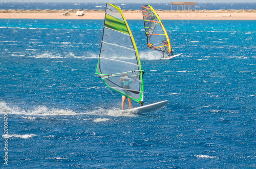 Dekoracja na wymiar  windsurfer-na-desce-pod-zaglami-porusza-sie-z-predkoscia-po-powierzchni-morza