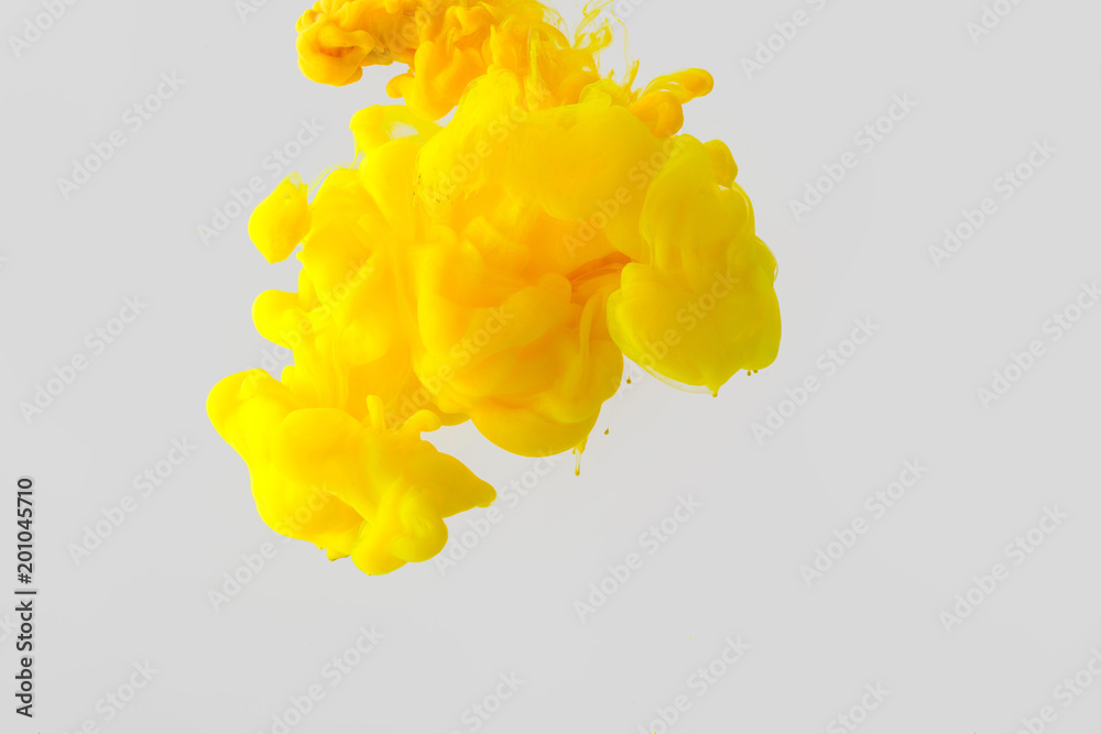 close up view of bright yellow paint splash in water isolated on gray - obrazy, fototapety, plakaty 