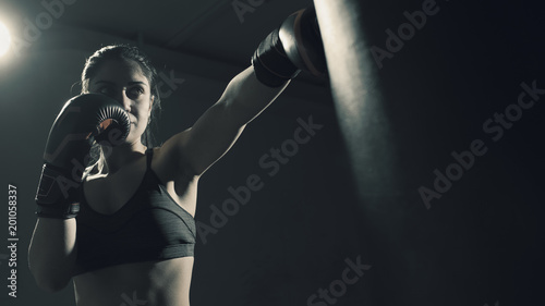 Plakaty Kickboxing  bokserka-trenujaca-na-silowni