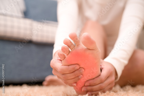 Fotografía foot ankle injury pain women touch her foot painful, healthcare and medicine con