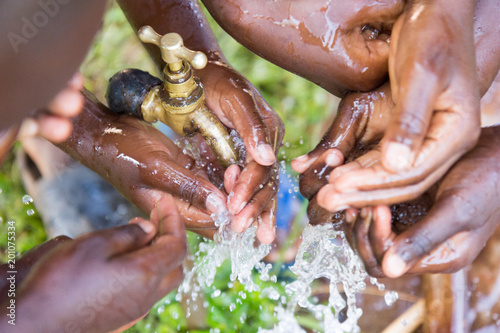 Fotografía Ugandan children washing their hands at an outdoor water tap