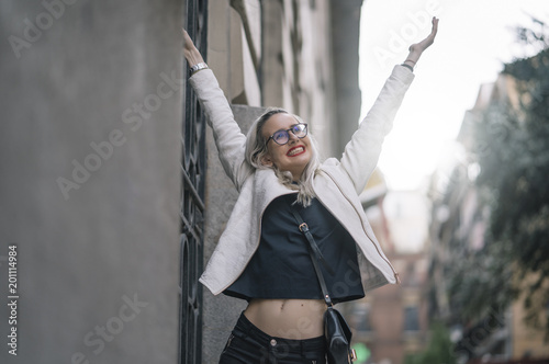 Fotografía Young girl with glasses and white hair has fun streets of Madrid Spain