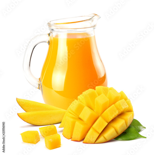 Fotografía mango juice with mango slice isolated on white background