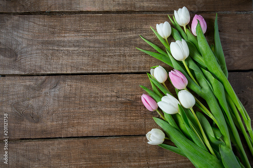 Zdjęcie XXL tulipany na powierzchni drewnianych