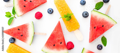 lato-patterm-arbuza-plasterka-popsicle-i-jagody-na-bialym-tle-plaski-lay-wi