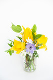 Fototapeta Kwiaty - 白背景の黄色系花束