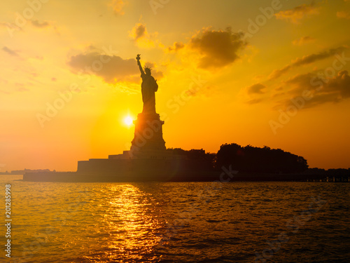 Zdjęcie XXL Statua Wolności w Nowym Jorku o zachodzie słońca
