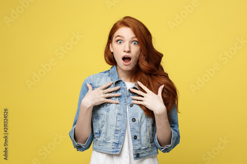 Valokuva Close up Portrait young beautiful attractive redhair girl shocking with something