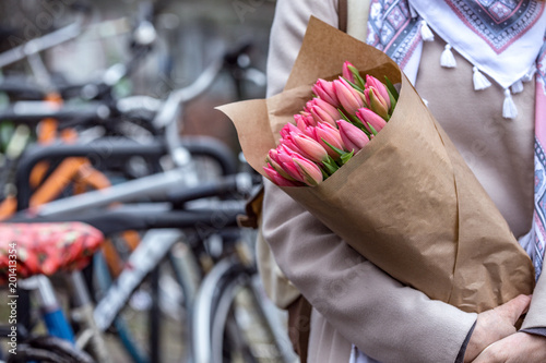 Plakat ręce trzymając tulipany