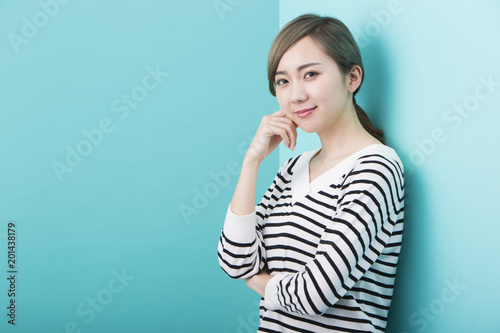 顎に手を当てる若い女性 Stock Photo Adobe Stock 顎に手を当てる若い女性 Stock Photo Adobe Stock