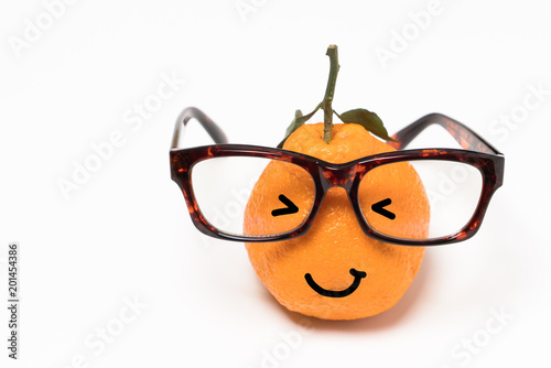 Photo  smiley orange wearing the eyeglasses on white backgrounds