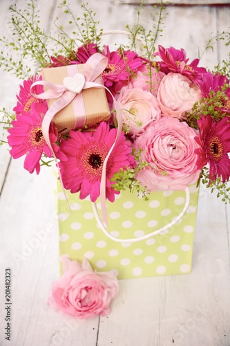 Grußkarte - Blumenstrauß mit Geschenk