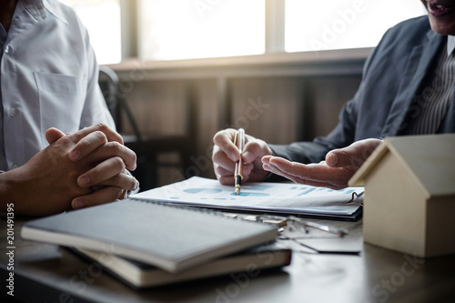 Fotomural Real estate broker agent being analysis and making the decision a home estate lo