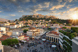 Fototapeta  - Blick auf den Parthenon Tempel der Akropolis und die Altstadt Plaka von Athen bei Sonnenuntergang