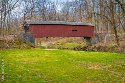 Fotografía Outdoor view of burr arch covered bridge in Lancaster