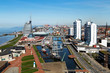 Blick von oben auf Bremerhaven, Aussicht auf den Alten Hafen, die Wesermündung mit Überseehafen und die Architektur der Stadt