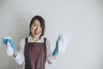 Canvas Print - 掃除道具を持っている女性