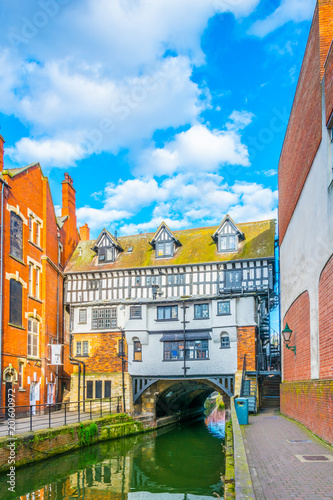 Fotografia River Witham passes old wooden buildings in central Lincoln, England