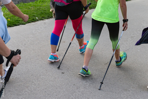 Fotografía nordic walking group of happy ladies