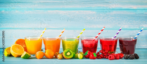 Fotomural Various freshly squeezed fruits juices