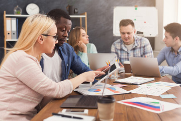 Aufkleber - Business partners work at modern office