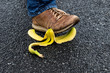 Fußgänger tritt auf eine Bananenschale