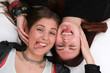 Lesbisches Paar liegend blecken Zunge Porträt