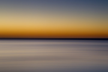 Wall Mural - Meer und Horizont nach Sonnenuntergang in Le Morne, Mauritius, Afrika, abstrakte Darstellung.