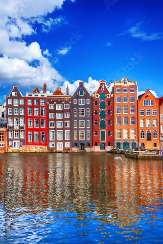 Fototapety Amsterdam   amsterdam-z-widokiem-na-kolorowe-domy-nad-kanalem