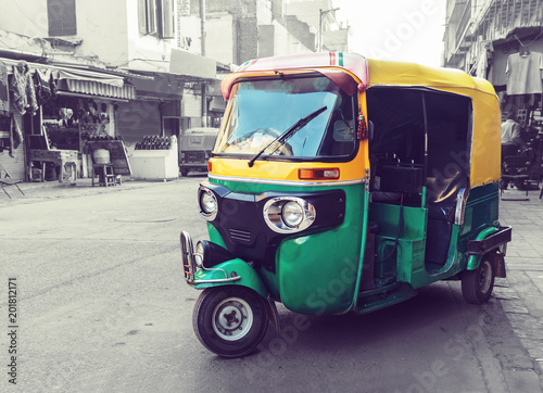Fotografía tuk tuk taxi on the street