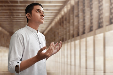 Poster - Muslim man praying