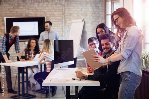 Plakaty do biura startup-teamwork-brainstorming-meeting-concept-in-office
