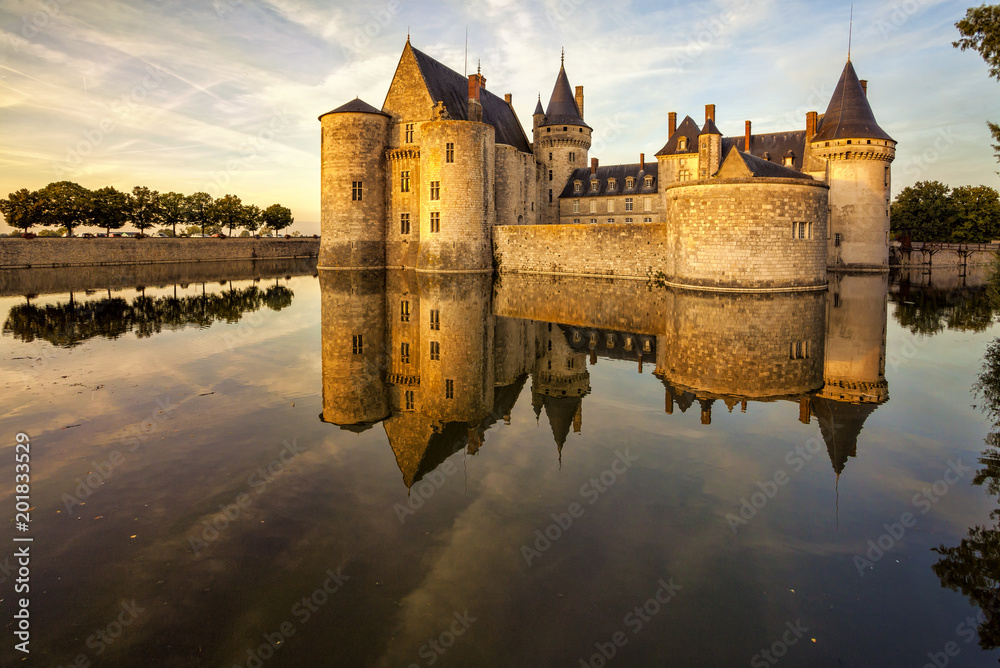 The chateau of Sully-sur-Loire at sunset, France. Castle is located in the Loire Valley. Sully-sur-Loire, France. - obrazy, fototapety, plakaty 