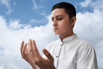 Wall Mural - Muslim man praying