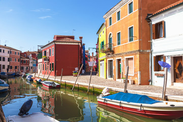 Canvas Print - Bright colorful houses on Burano island on the edge of the Venetian lagoon. Venice, Italy