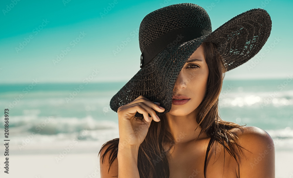 Fashion woman with straw hat at beach - obrazy, fototapety, plakaty 