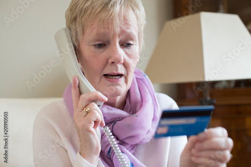 Fotografía Senior Woman Giving Credit Card Details On The Phone