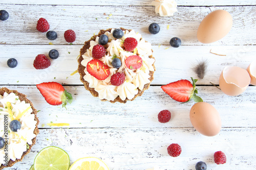 Erdbeer Baiser Kuchen Mit Frischen Erdbeeren Himbeeren