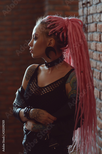 Tattooed Girl With Dreadlocks Kaufen Sie Dieses Foto Und