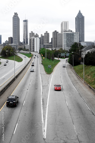 Zdjęcie XXL widok śródmieścia Atlanta i autostrady w stonowanych czerni i bieli